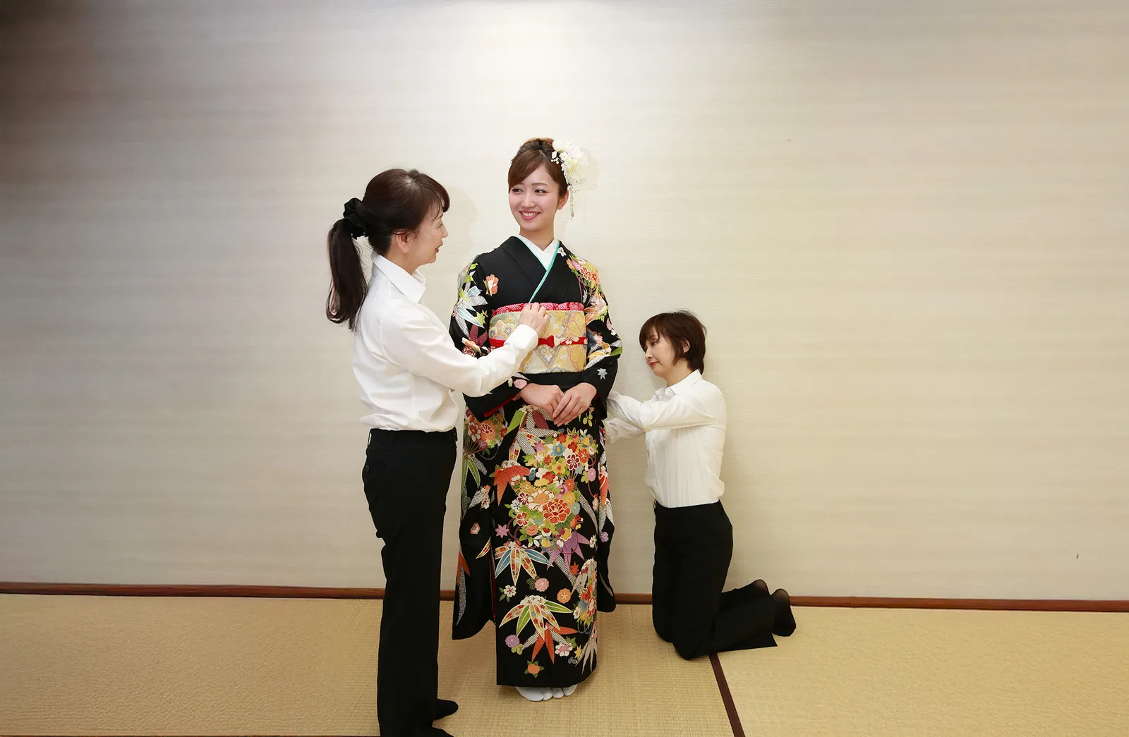 着付けが終わって鏡で着姿を見る青山きもの学院の先生と生徒